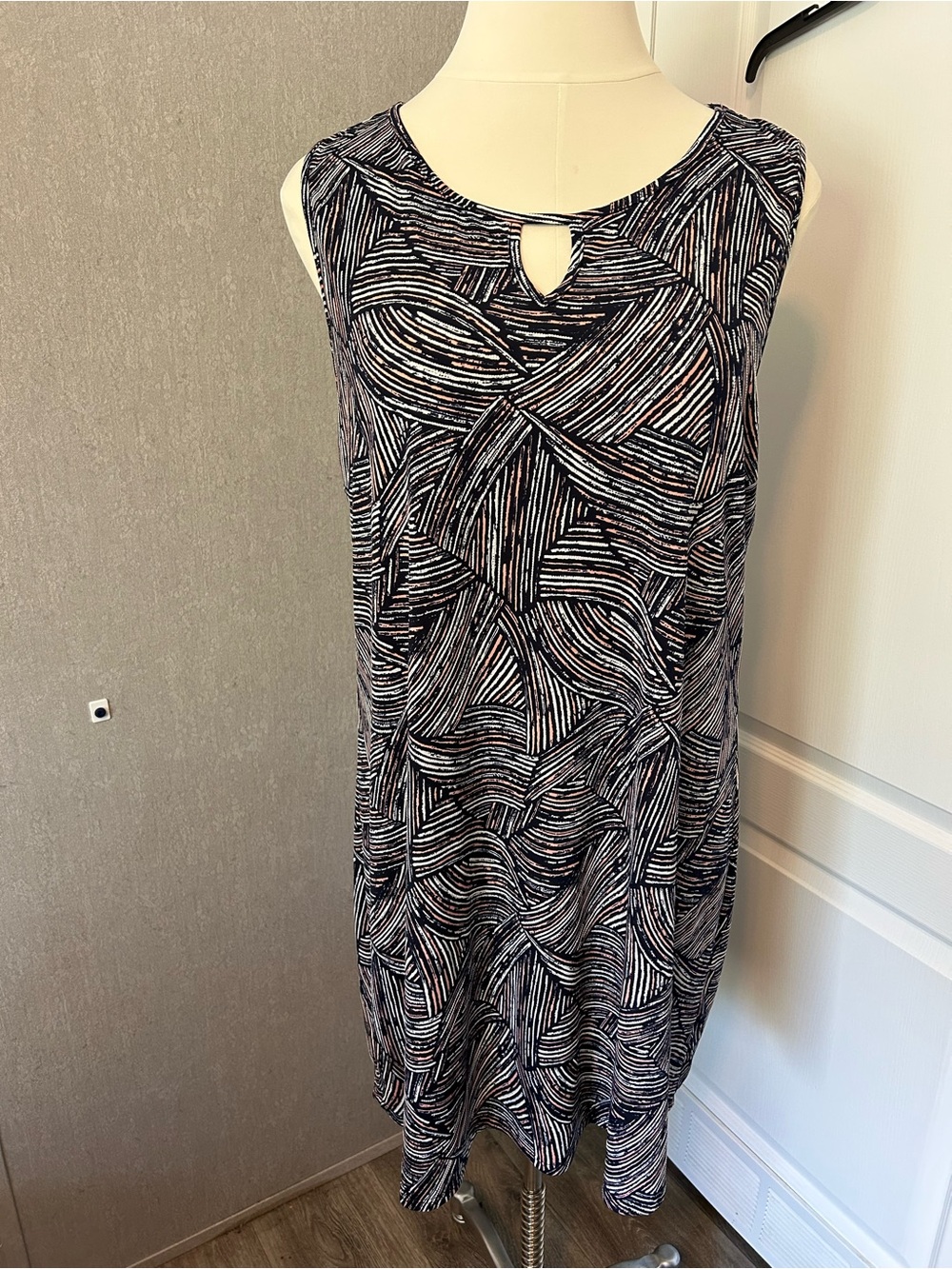 Sleeveless Black,White & Pink Patterned Keyhole Shift Dress
